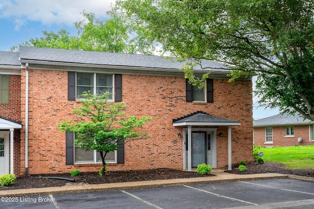 161 Gardiner Lake Rd Unit 161, Louisville, KY 40205 - traditional home featuring uncovered parking and brick siding