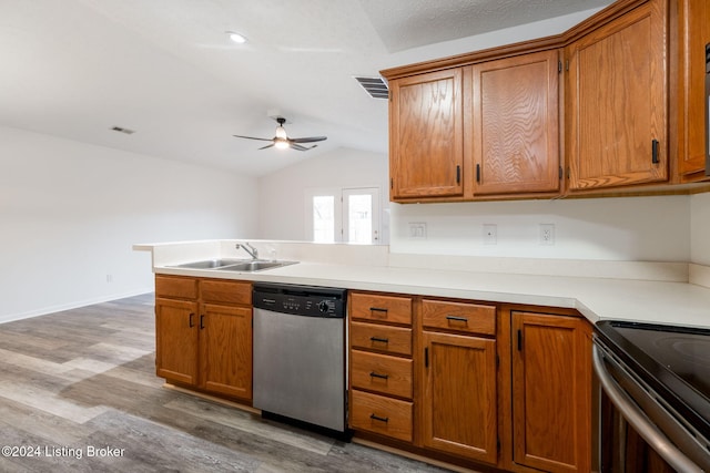 kitchen featuring sink, light hardwood / wood-style flooring, stainless steel dishwasher, ceiling fan, and kitchen peninsula