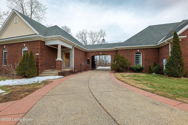 view of front of property with a front yard