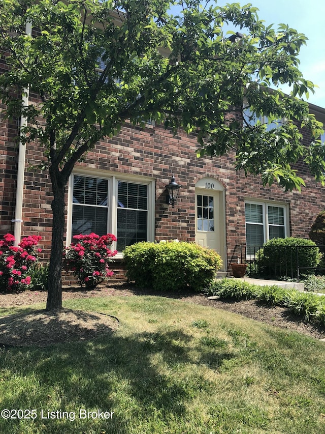 view of front of house with a front yard