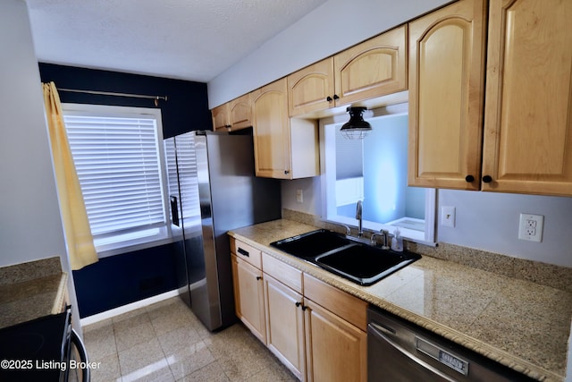 kitchen with sink, light brown cabinets, stainless steel fridge with ice dispenser, electric stove, and dishwashing machine