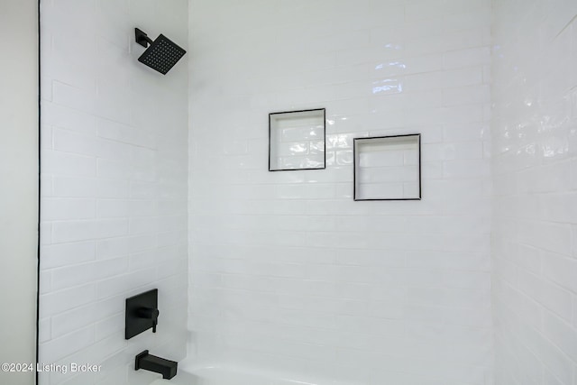 bathroom with tiled shower / bath combo