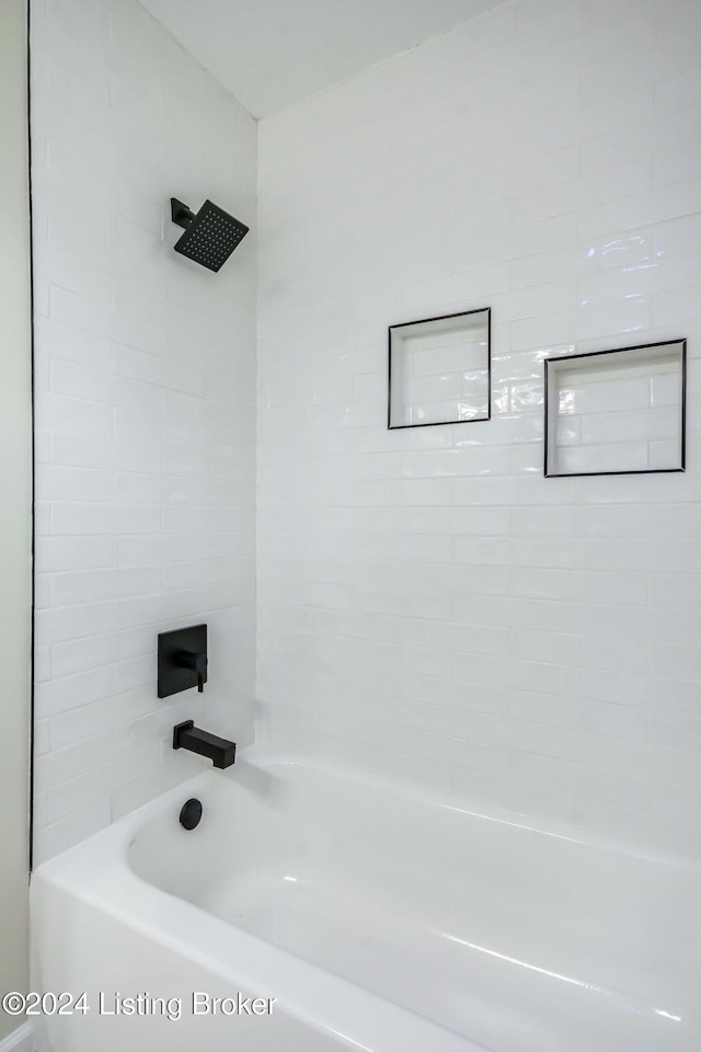 bathroom with tiled shower / bath combo