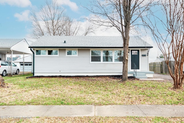 view of front of property featuring a front yard