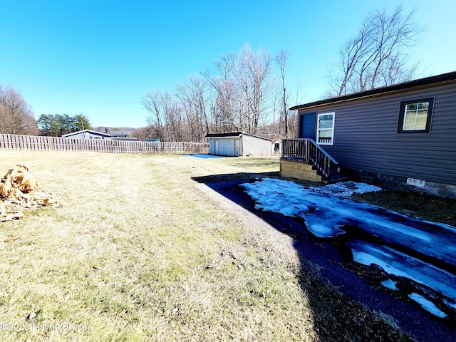 view of yard featuring a shed