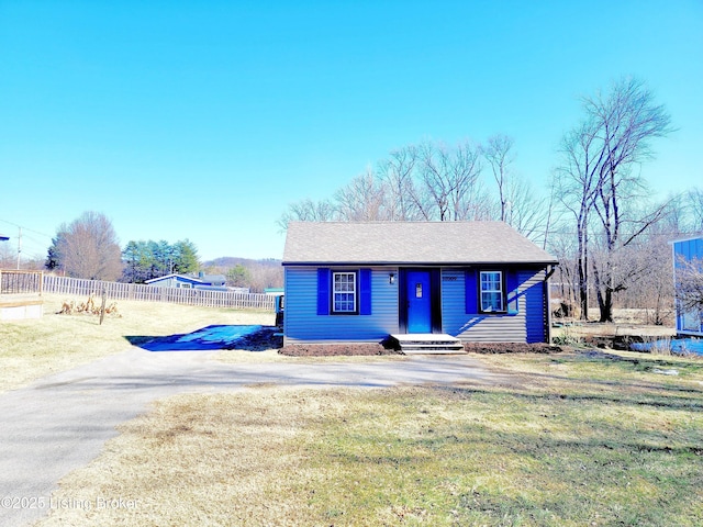 view of front of house featuring a front yard