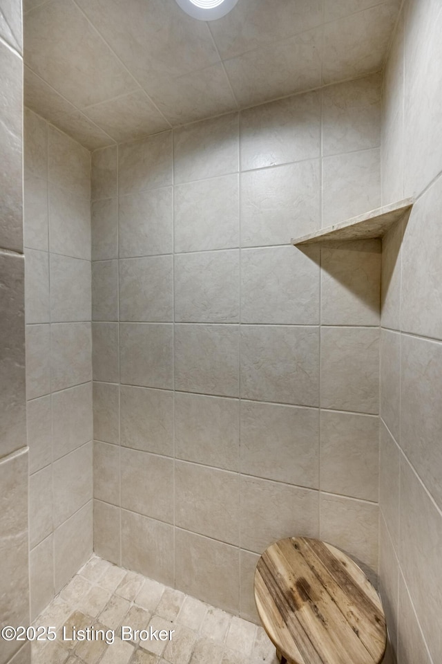 bathroom featuring tiled shower