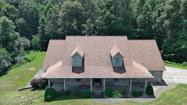 view of front facade with a front yard