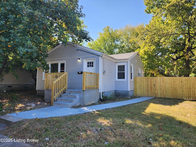 view of front of property featuring a front lawn