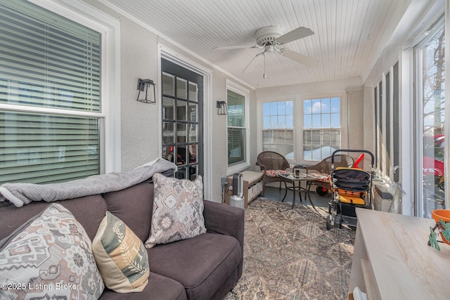 sunroom with ceiling fan