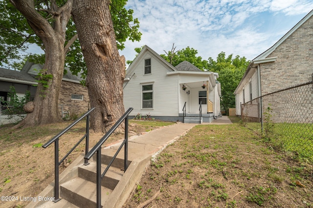 view of front of property with covered porch and a front lawn