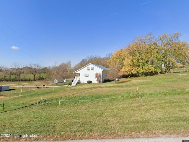 view of yard featuring a rural view