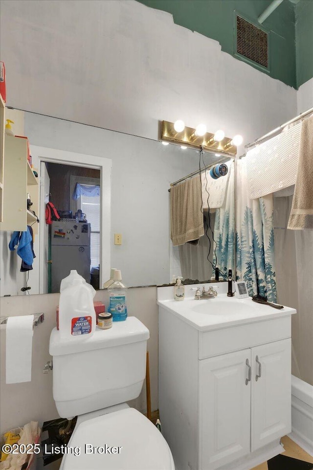 bathroom with vanity, curtained shower, and toilet