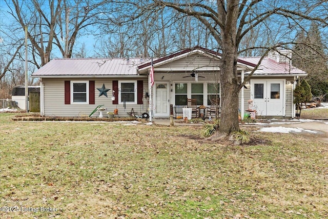 ranch-style house with ceiling fan, covered porch, and a front lawn