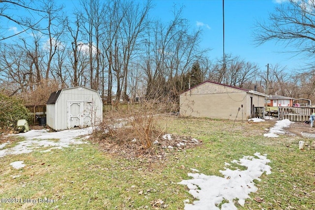 view of yard featuring a shed