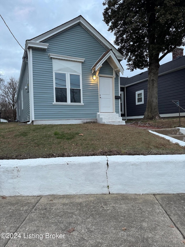 view of front of property with a front lawn