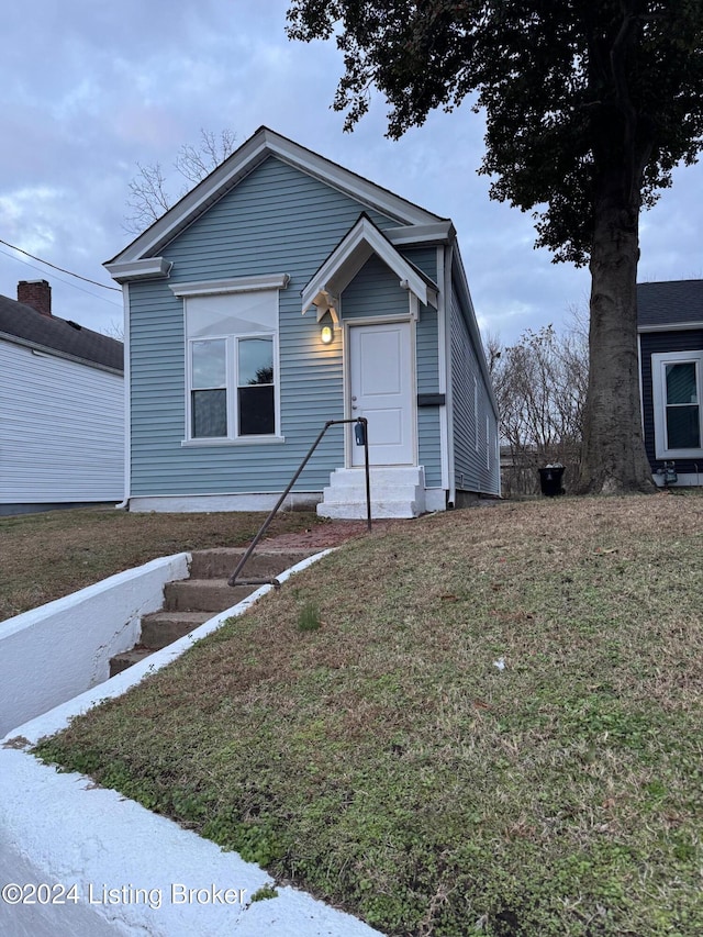 view of front facade featuring a front lawn