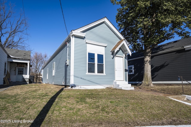 view of front facade with a front yard