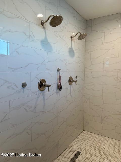 bathroom featuring a tile shower