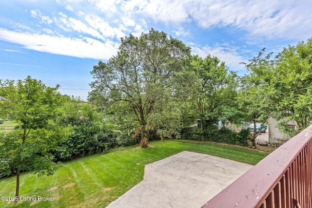 view of yard featuring a patio area