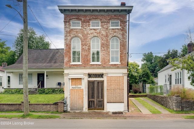 view of front facade with a front yard