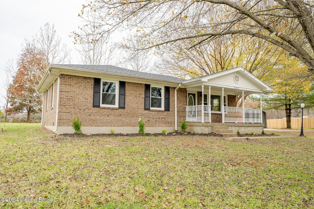 view of front facade featuring covered porch and a front yard