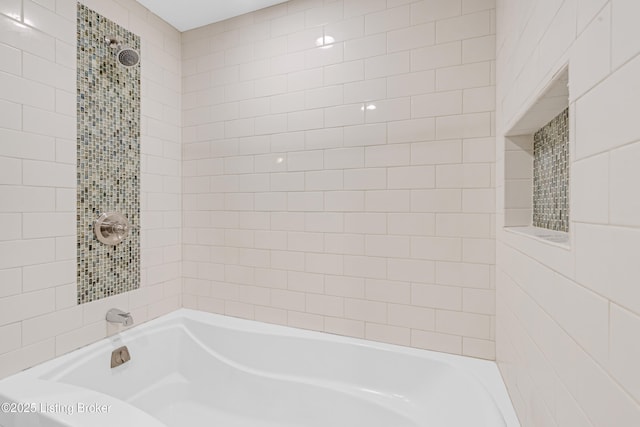 bathroom with tiled shower / bath