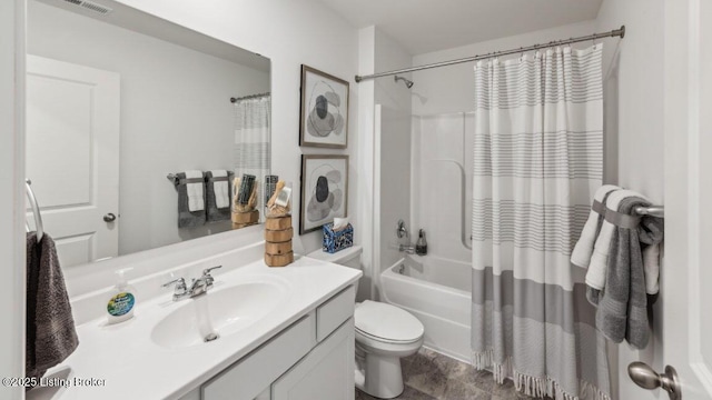 full bathroom featuring shower / bath combo with shower curtain, toilet, and vanity