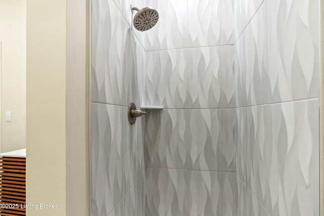 bathroom featuring a tile shower