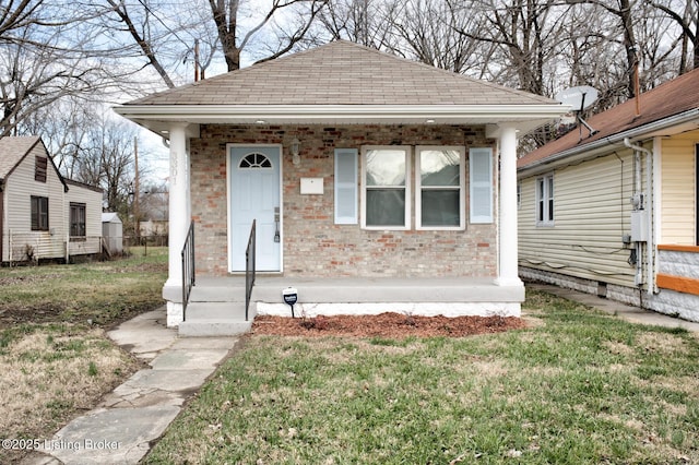 bungalow-style home featuring a front lawn