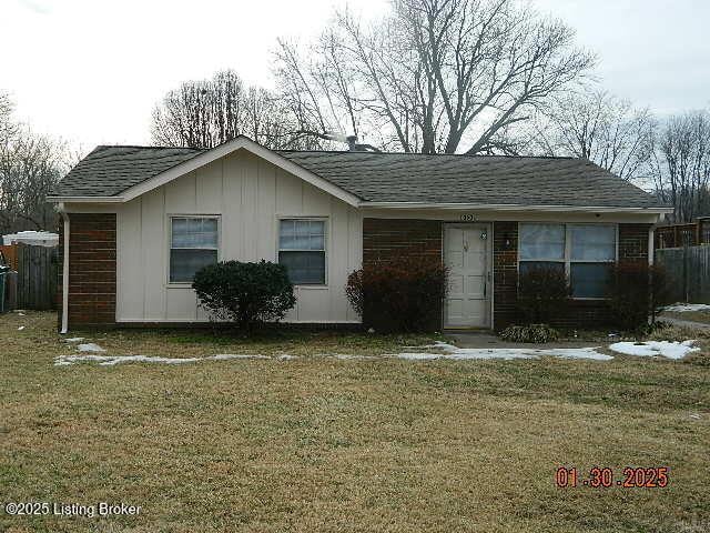 ranch-style home with a front yard