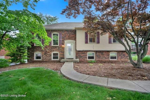 8923 La Costa Rd, Jeffersontown, KY 40299 - split foyer home featuring a front lawn and brick siding
