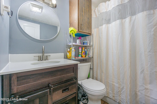 bathroom with a shower with curtain, vanity, and toilet