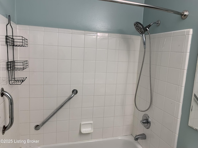 bathroom featuring tiled shower / bath combo