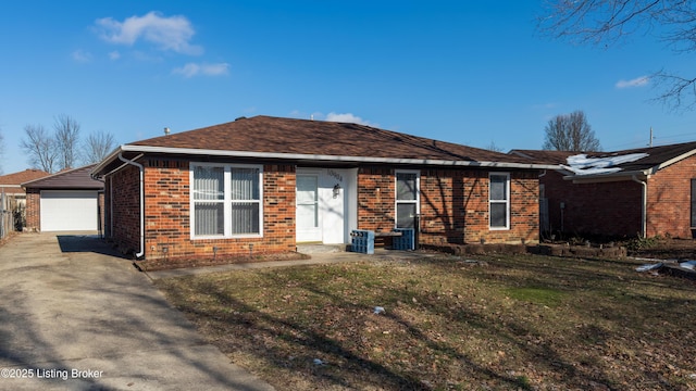 view of front of property featuring a garage and a front yard