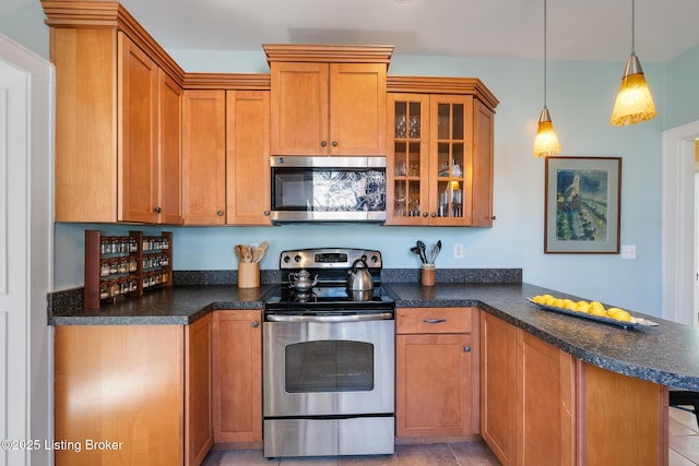 kitchen with decorative light fixtures, stainless steel appliances, kitchen peninsula, and light tile patterned flooring