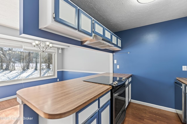 kitchen with a notable chandelier, dark hardwood / wood-style floors, appliances with stainless steel finishes, a textured ceiling, and blue cabinets