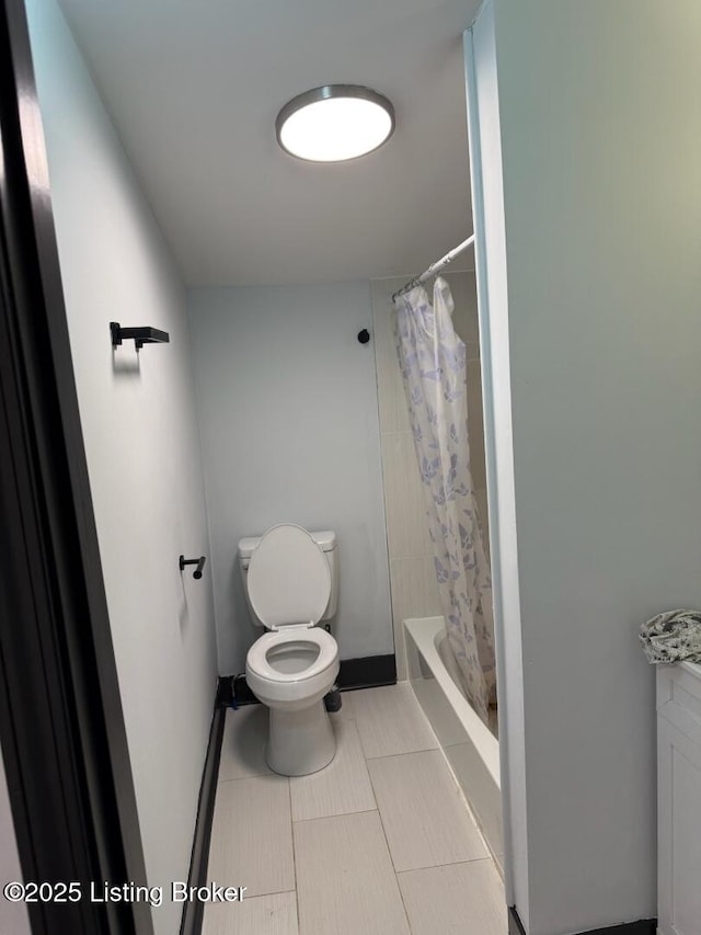 full bath with shower / tub combo with curtain and toilet