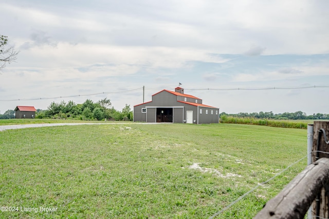 view of yard with an outbuilding