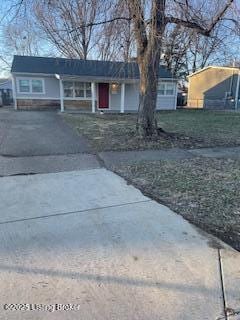 single story home with a front lawn