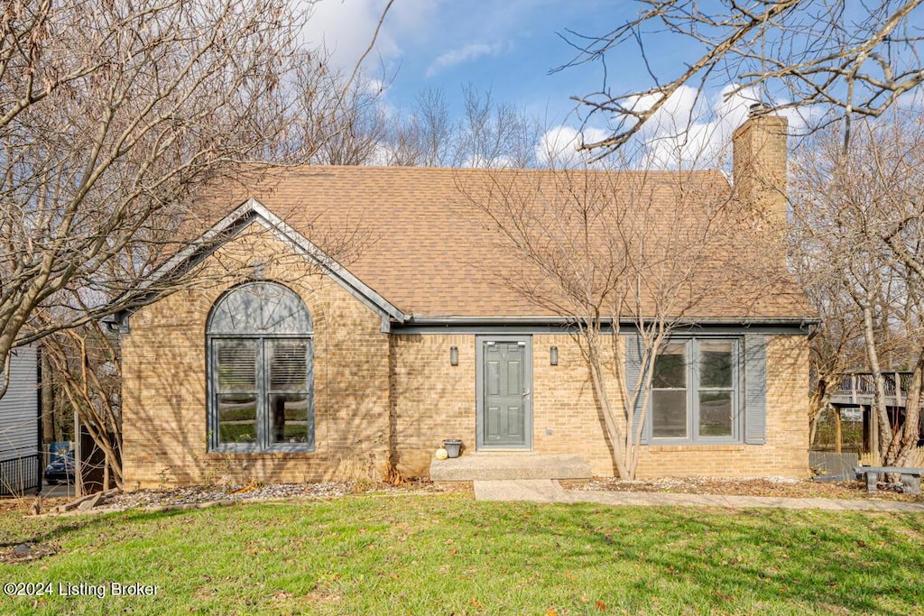 view of front of home featuring a front lawn