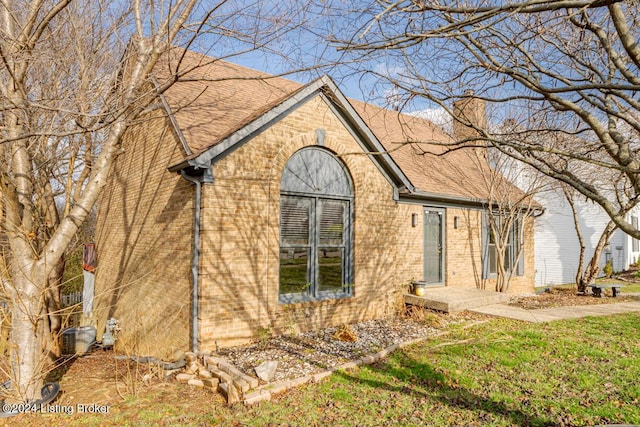 view of front of home with a front lawn