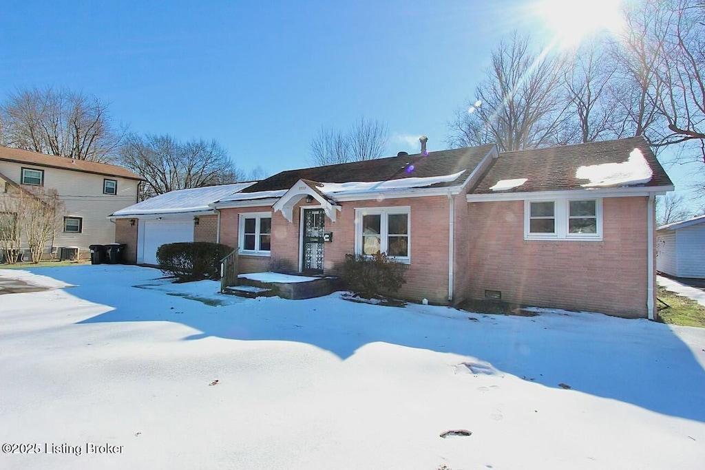 view of front of property featuring a garage