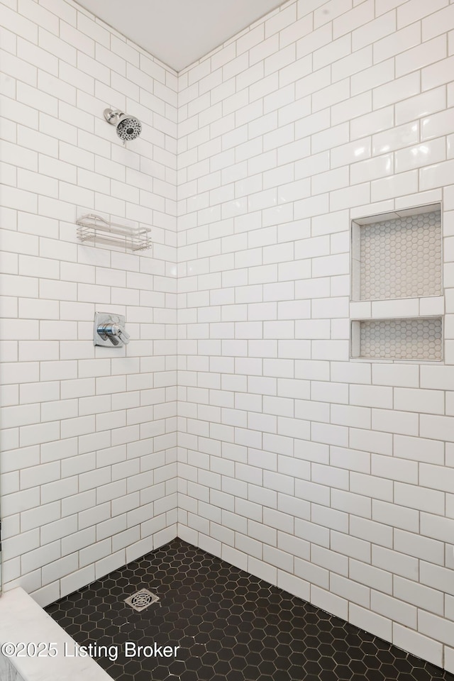 full bathroom featuring a tile shower