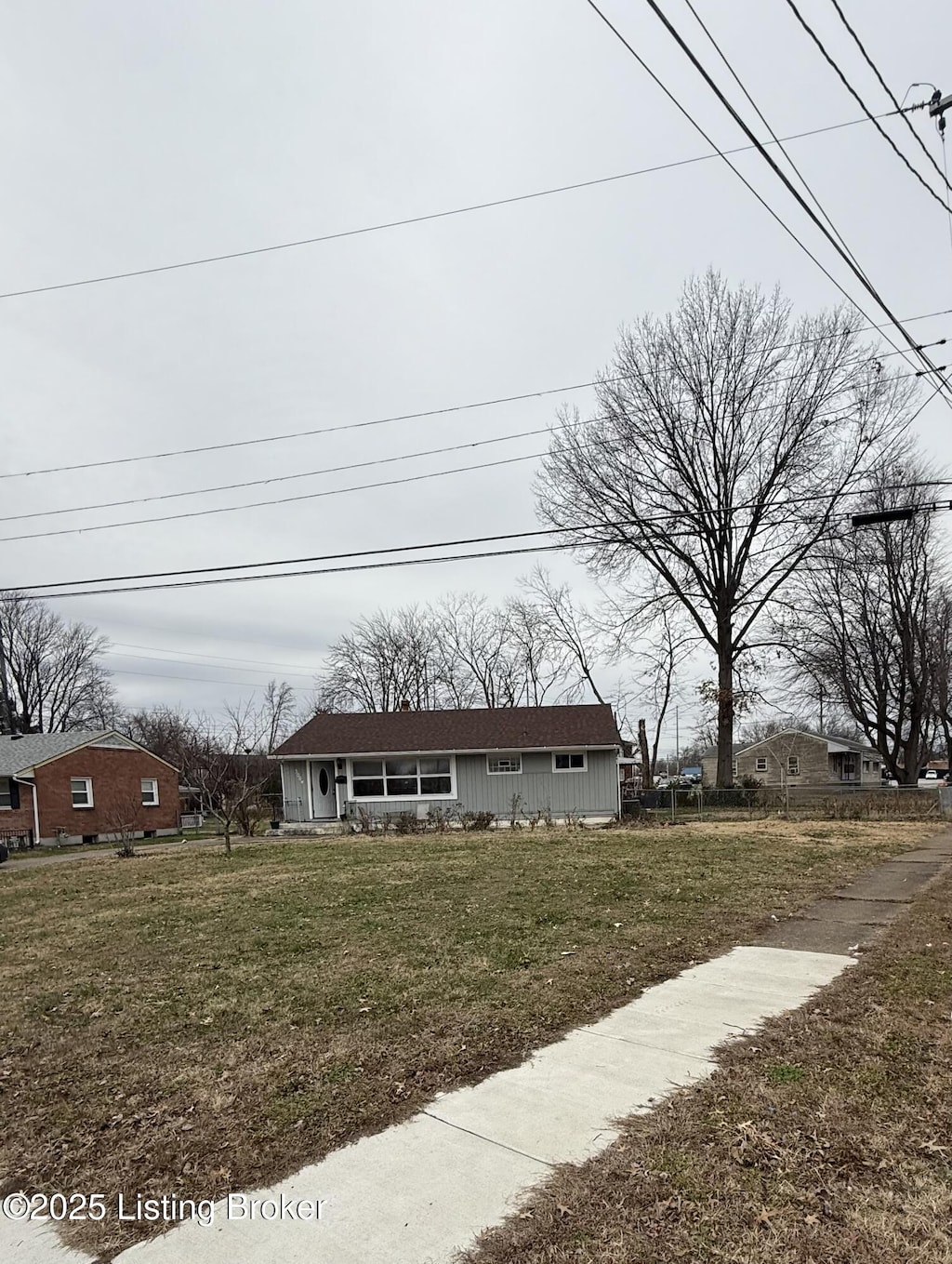 view of front of property featuring a front lawn