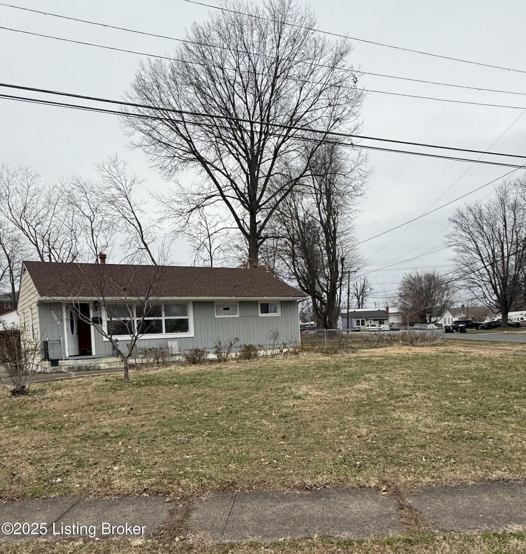 view of front of home featuring a front yard