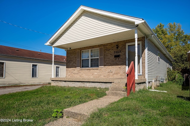 view of front of home featuring a front yard