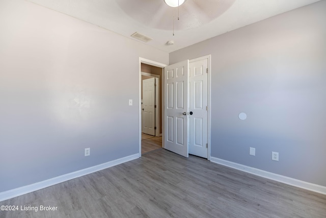 empty room with light hardwood / wood-style floors and ceiling fan