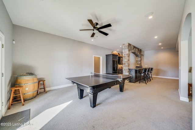 playroom with ceiling fan, light colored carpet, and bar area