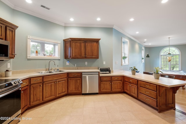 kitchen with decorative light fixtures, stainless steel appliances, sink, kitchen peninsula, and a breakfast bar area